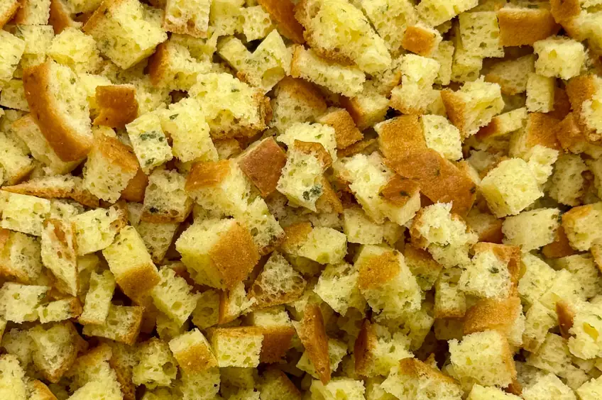 Pizza rustica tagliata a cubetti, pronta da mettere nel brodo